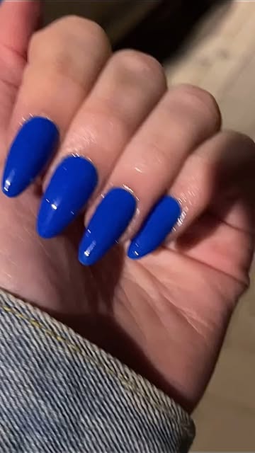 מניקור כחול מתוך האינסטגרם של ANFISA