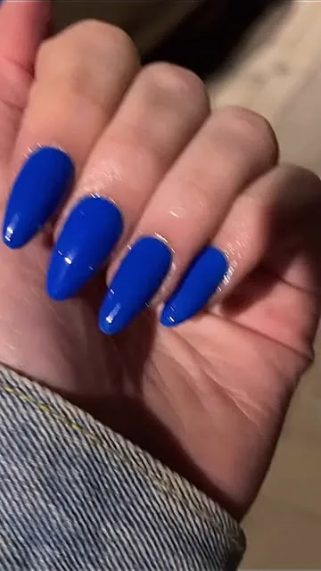 מניקור כחול מתוך האינסטגרם של ANFISA